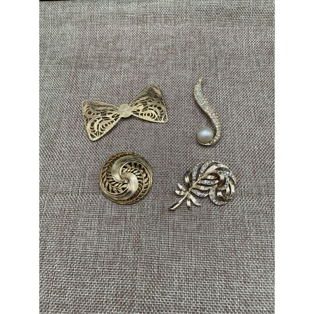 Vintage Bundle of 4 Broaches Pins Goldtone Stamped